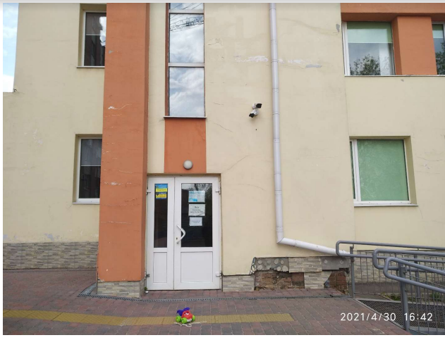 Необлаштований вхід до навчального лабораторного корпусу ПОІППО