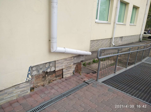 Необлаштований вхід до навчального лабораторного корпусу ПОІППО