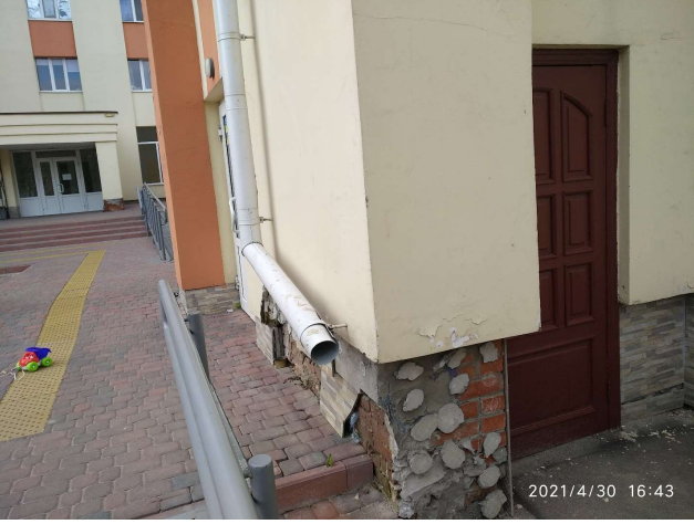 Необлаштований вхід до навчального лабораторного корпусу ПОІППО