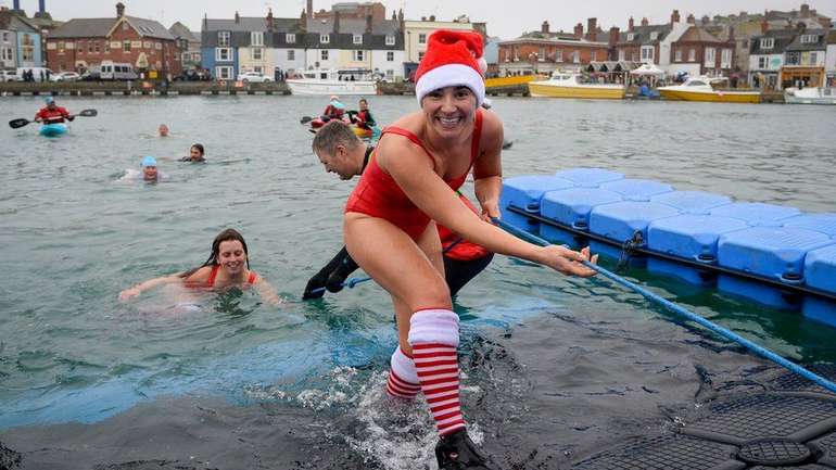 Англійці зустріли Різдво масовими купаннями у крижаній воді