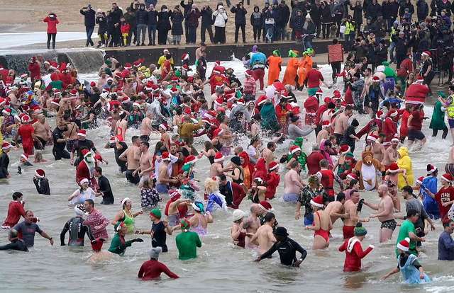 Англійці зустріли Різдво масовими купаннями у крижаній воді_2
