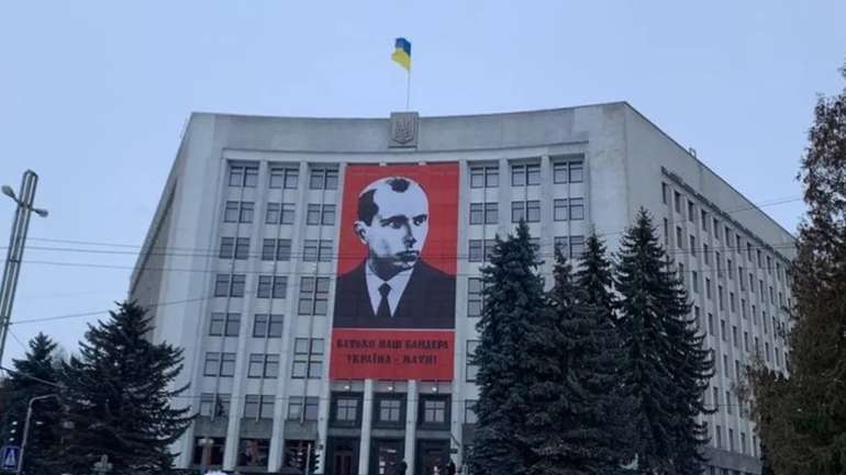 На Тернопільській ОДА розмістили банер зі Степаном Бандерою