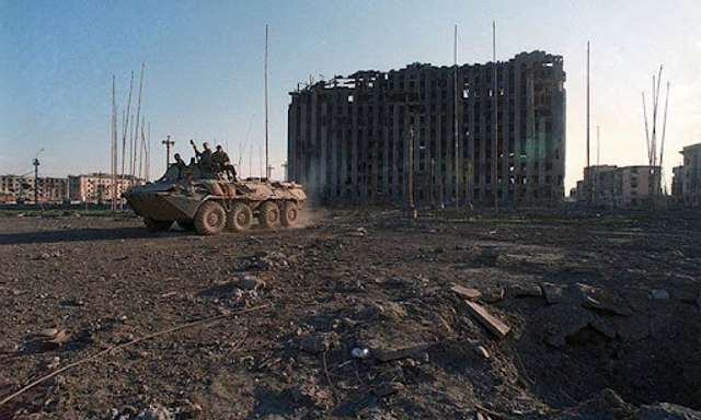 Російська бронетехніка у центрі Джохара (1.І.1995)