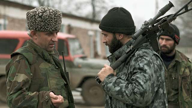 А. Масхадов і Ш. Басаєв обговорюють контрнаступ на агресора (весна 1995)
