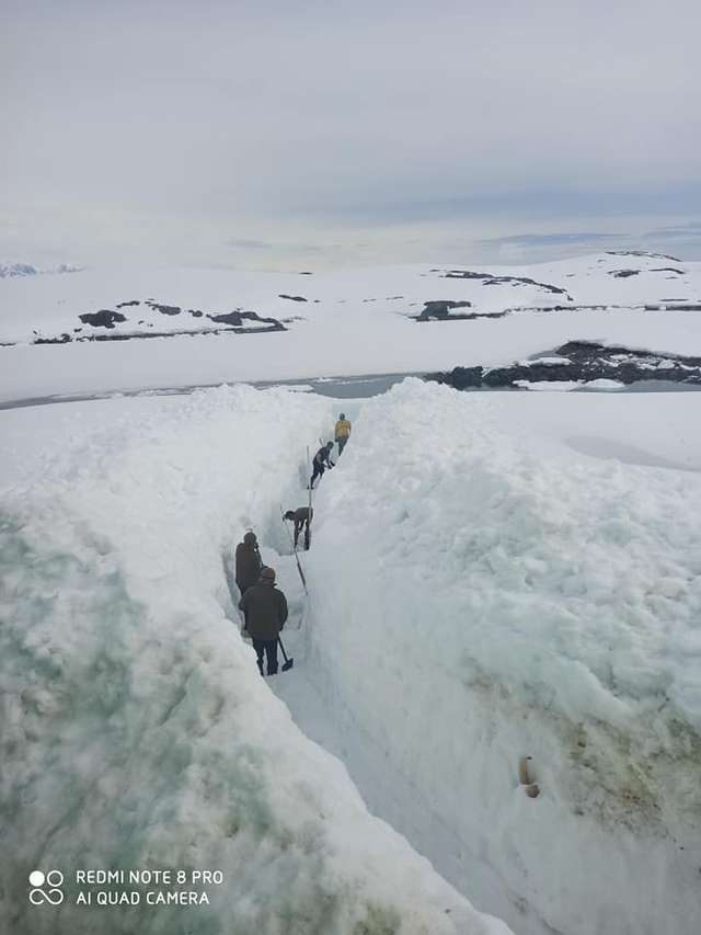 В Антарктиді українські полярники відкопують станцію «Академік Вернадський», яку завалило снігом_4