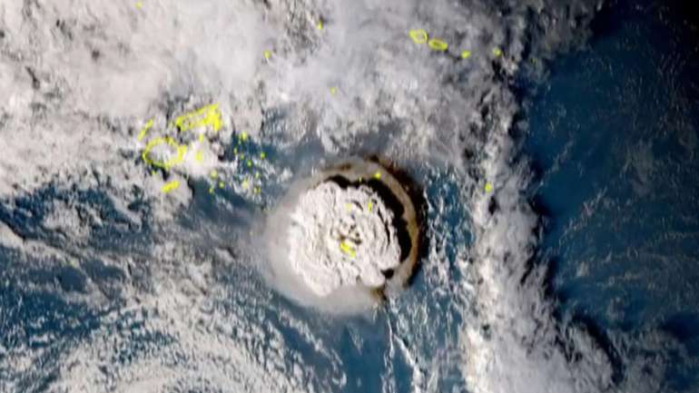 Кадри з японського супутника Himawari-8 показують виверження вулкана, яке спровокувало цунамі на Тонга.