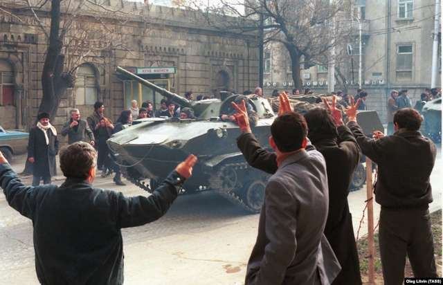 Жителі Баку демонструють радянським танкам, які ввійшли до їхнього міста, свої мирні наміри. Більше 26 тисяч радянських військ увійшли в столицю Азербайджанської Радянської Республіки в ніч на 19 січня 1990 року.