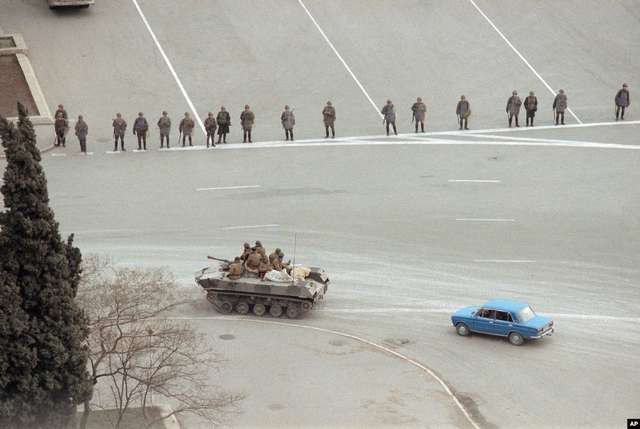 Радянські солдати та війська МВС на вулицях Баку, 21 січня 1990 року.