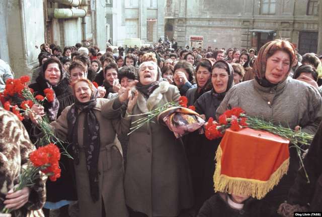 Жінки оплакують жертв репресій під час похоронної процесії в Баку, 22 січня.