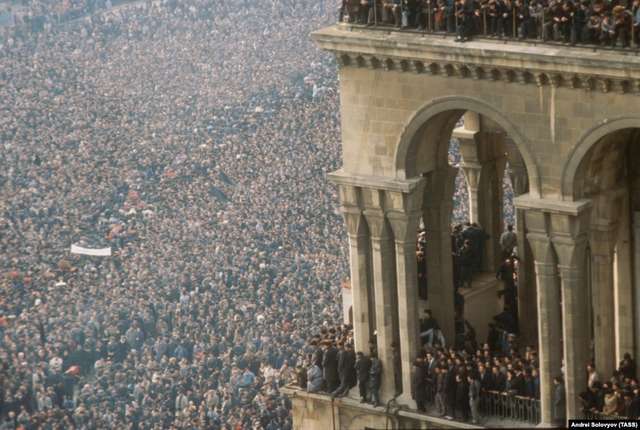 Близько 500 тисяч людей прийшло на похорон в Баку, щоб згадати тих, хто був убитий під час кривавої розправи «Чорного січня», 22 січня 1990 року.