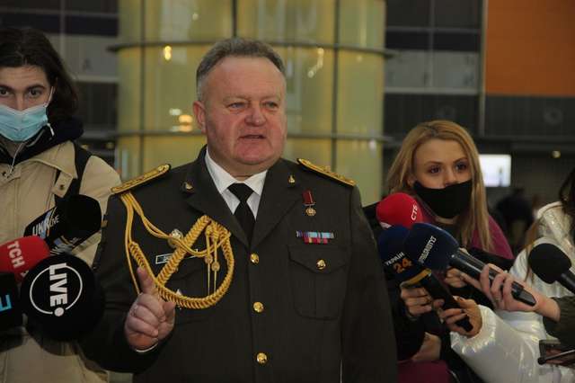 У міжнародних аеропортах України вшанували захисників Донецького аеропорту_3