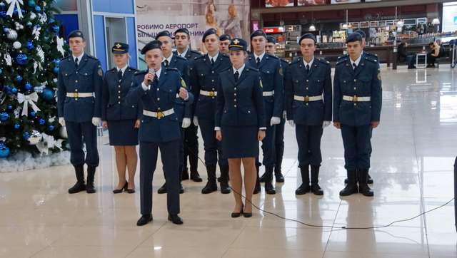 У міжнародних аеропортах України вшанували захисників Донецького аеропорту_12