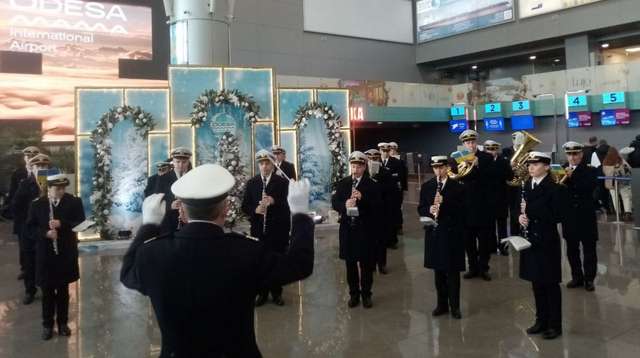 У міжнародних аеропортах України вшанували захисників Донецького аеропорту_16