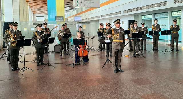 У міжнародних аеропортах України вшанували захисників Донецького аеропорту_18