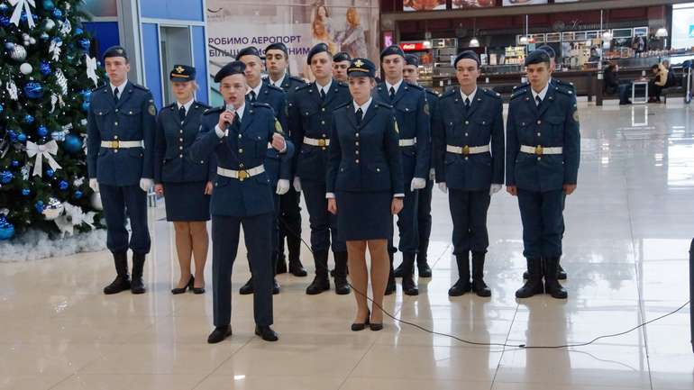 У міжнародних аеропортах України вшанували захисників Донецького аеропорту