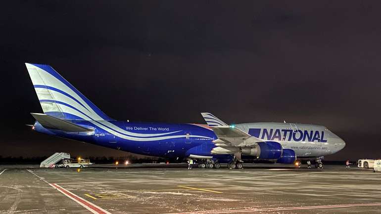 В Україну прибув літак з 90 тоннами летальної зброї США