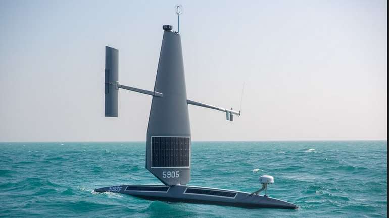Безпілотний надводний корабель Saildrone Explorer (USV) в Перській затоці біля узбережжя Бахрейну