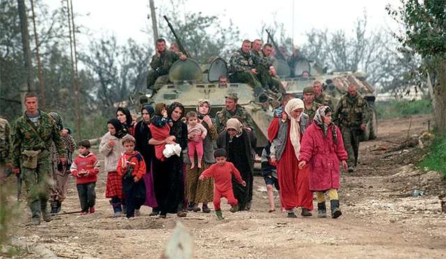 ЗС РФ під прикриттям живого щита з жінок та дітей входять до чеченського села
