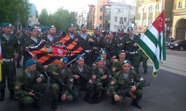 На фото з права прапор самопроголошеної підконтрольної Росії Абхазії