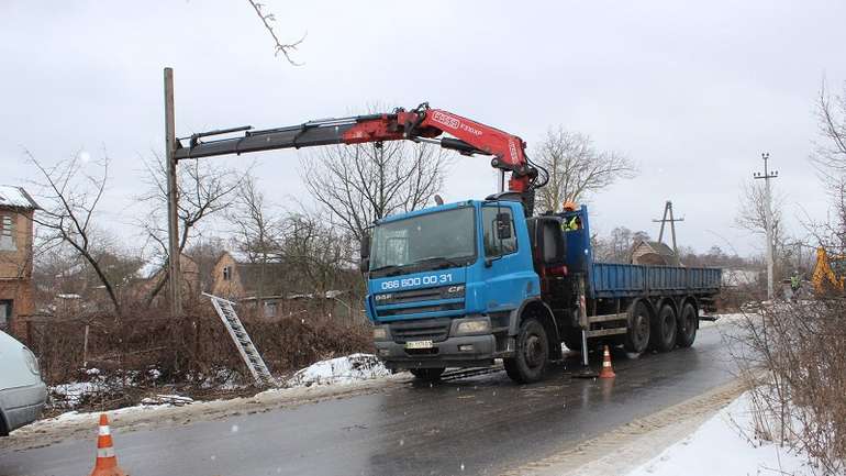 Співробітники водоканалу оновлюють електроопори на околиці Полтави