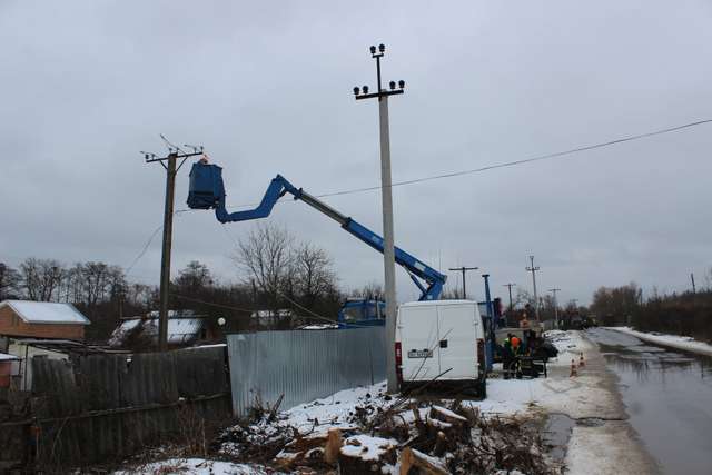 Співробітники водоканалу оновлюють електроопори на околиці Полтави_1