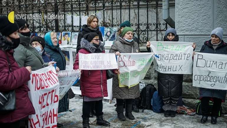 Батьки українських захисників вимагають від Зеленського відповісти за вбитих на фронті синів