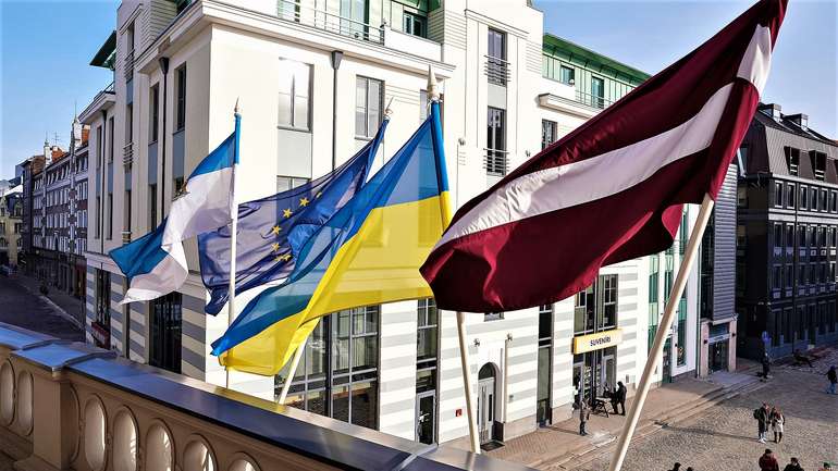 У Латвії на будівлі мерії встановили прапор України