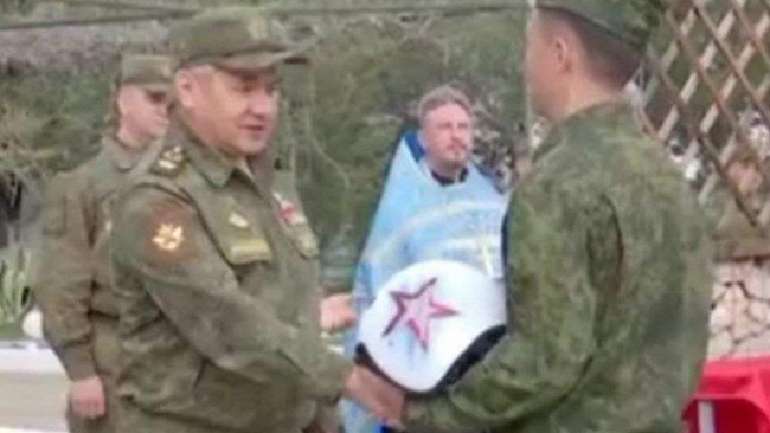 Фотофакт: Шойгу у Сирії подарував каску пілоту-дітовбивці
