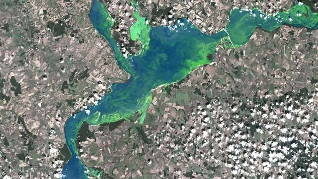 Московити перетворили величну Волгу на «чорнобильський відстійник»_1