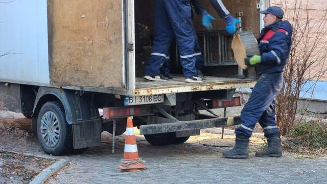 Роботи з випилювання дерев по вул. Шевченка, 3 у місті Полтаві