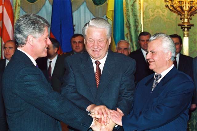 Рукостискання після гешефту за рахунок майбутнього України