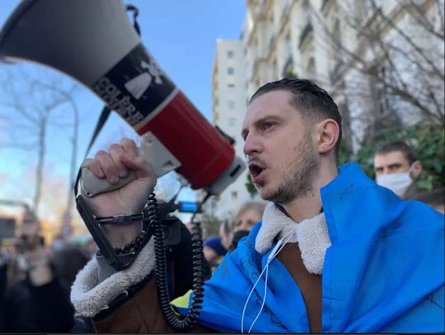 Володимир Когутяк на мітингу проти війни в Україні  24 лютого 2022 року в Парижі