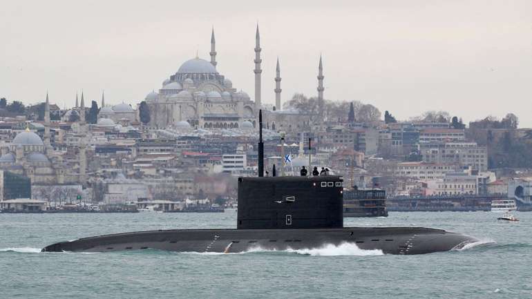 Підводний човен ВМС Росії «Ростов-на-Дону» пливе в Босфорі, на шляху до Чорного моря, в Стамбулі, Туреччина, 13 лютого 2022 року