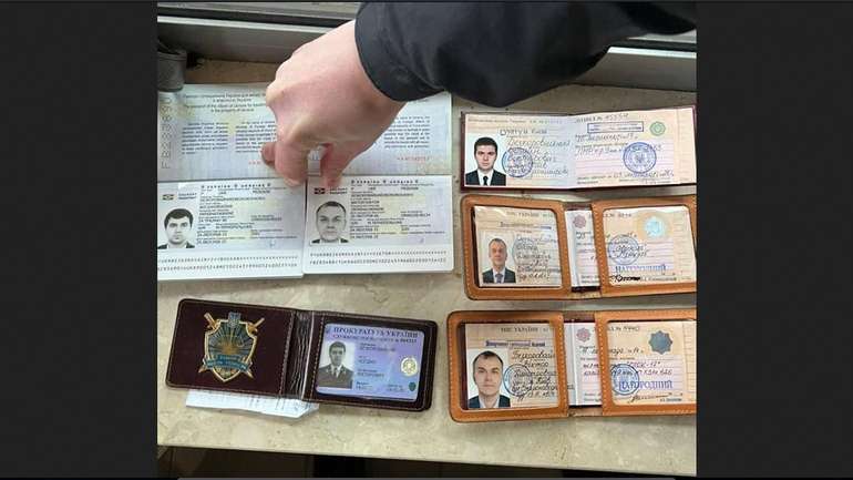 Зрадники намагаються втекти з України