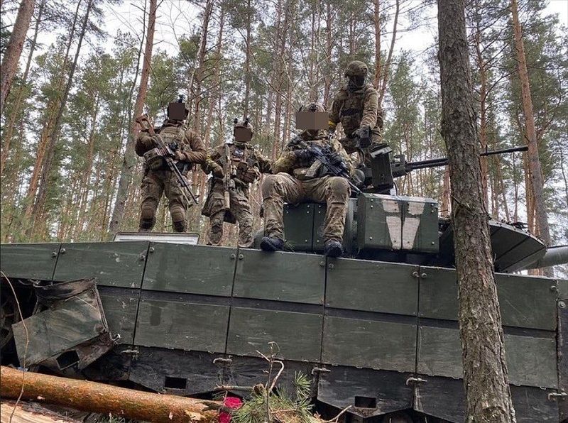 Бійці ССО вполювали трофейний танк армії агресора