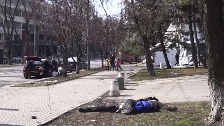 Вулиці Маріуполя всіяні тілами та кінцівками вбитих московитами українців