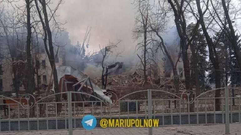 Рашисти скинули багатотонну бомбу на драмтеатр у Маріуполі