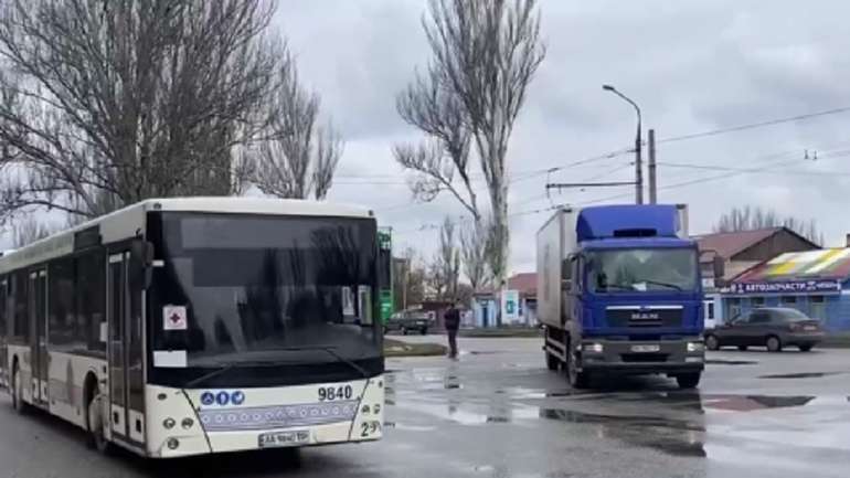 Окупанти обстріляли автобуси з малолітніми маріупольцями