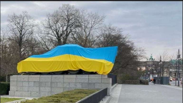 Не декомунізований пам'ятник у Берліні накрили українським прапором