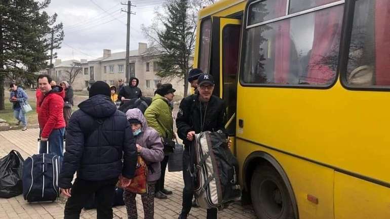 Жителів Луганської області централізовано вивозять із зони бойових дій, – голова ОВА