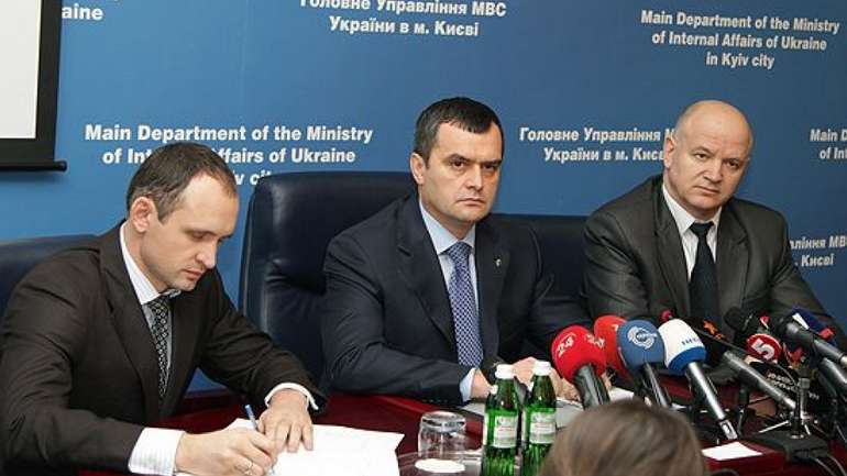 Татаров (ліворуч) та керівник МВС часів Януковича Віталій Захарченко (по центру) у грудні 2013-го