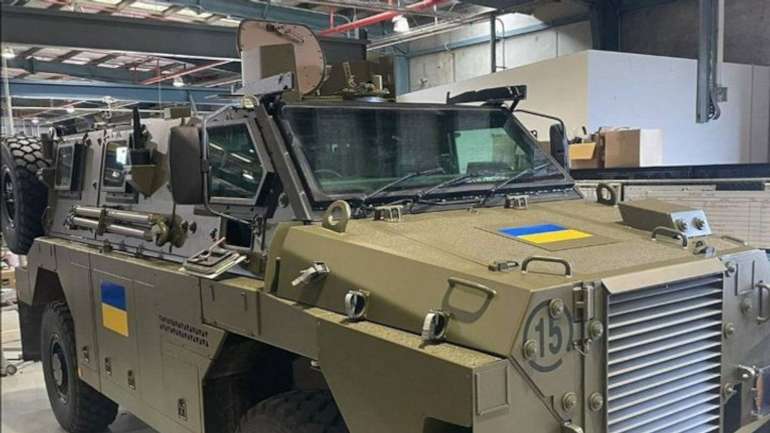 Перші 20 броньованих машин Bushmaster прибули в Україну з Австралії