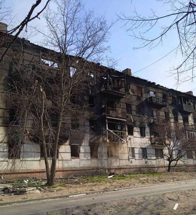 Спалена рашистами багатоповерхівка у Рубіжному (13.04.2022)