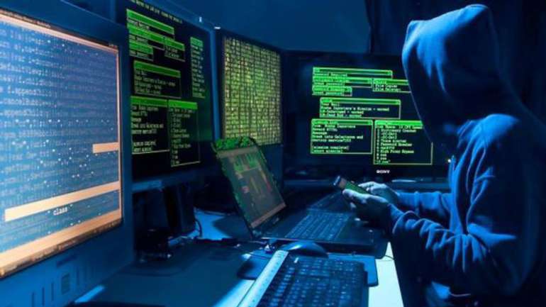 Хакери з "Anonymous" зламали базу даних ще одного банку московії