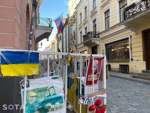 Посольство країни-агресора у Таллінні перетворено на місце публічної ганьби_5