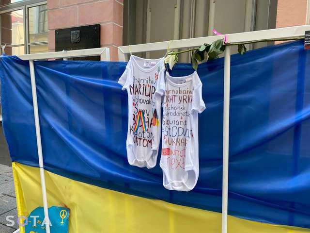 Посольство країни-агресора у Таллінні перетворено на місце публічної ганьби_1