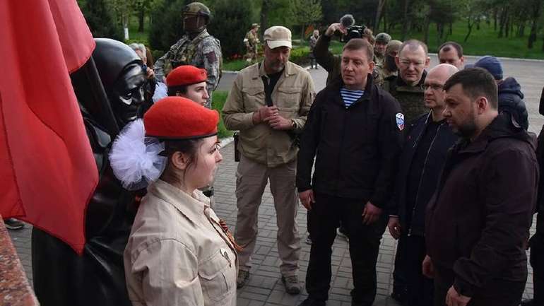 Назустріч 9 травня, або назад у прірву минулого