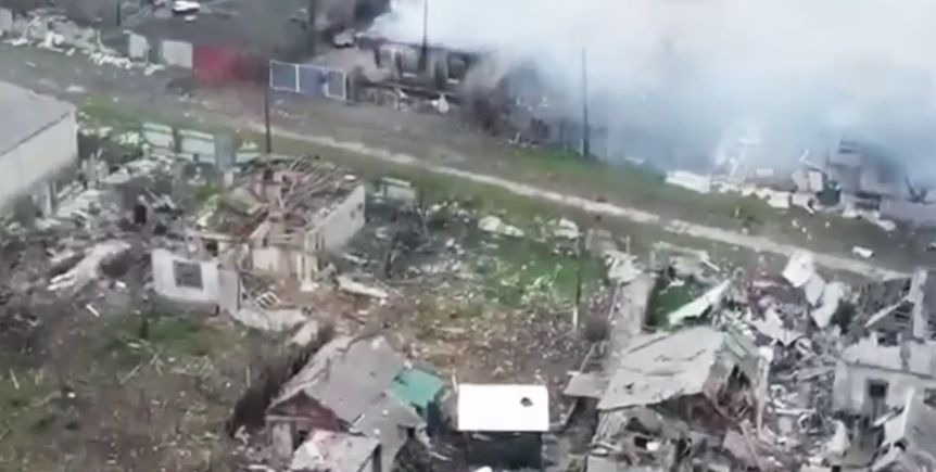 Одне зі зруйнованих росіянами селищ Луганщини (5.V.2022)