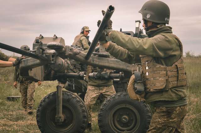 Саморухомі гаубиці FH70 уже нищать російських загарбників_1