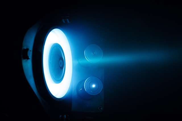 Іонний двигун Space Electric Thruster Systems ST-25Робота іонного двигуна SETS ST-25